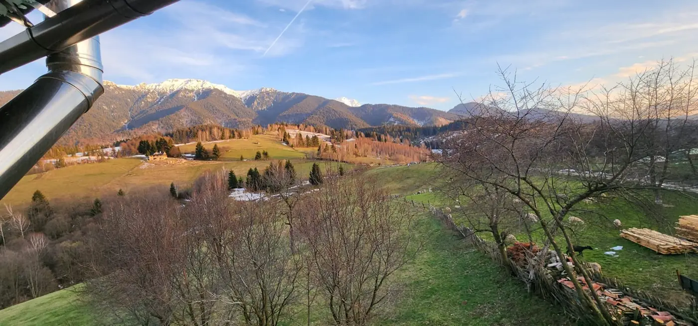 Panorama dealurilor din Bran spre munte
